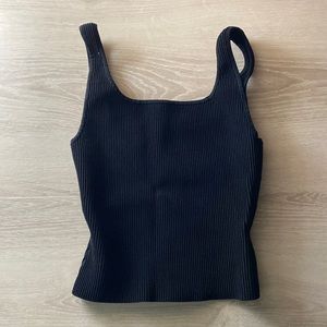 New BABATON aritzia sculpting tank top, size M. This top sucks you r waist in